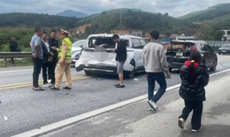 3 ô tô va chạm liên hoàn trên cao tốc Nội Bài – Lào Cai 