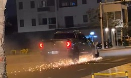 Xe máy bị ô tô kéo lê trên đường khiến một người tử vong