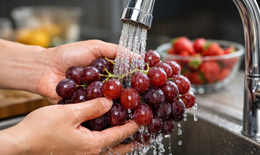 Cách loại bỏ dư lượng thuốc bảo vệ thực vật trên nho và dâu tây