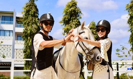 Du khách xếp hàng chờ cưỡi ngựa cầu may Tết Bính Ngọ