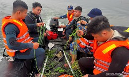 Đặc công Hải quân xuyên đêm tìm kiếm nạn nhân vụ lật tàu trên hồ Thác Bà