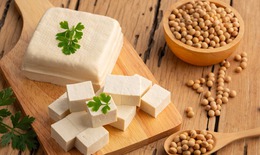 Phụ nữ tiền mãn kinh nên ưu tiên ăn gì để cân bằng nội tiết?