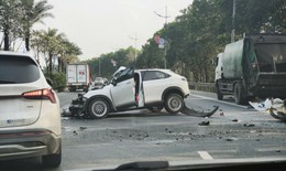 Ô tô va chạm xe chở rác trên đường Võ Nguyên Giáp, 1 người bị thương