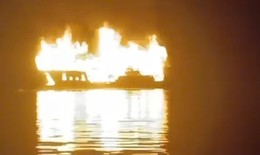 Cháy tàu du lịch trên Vịnh Hạ Long, toàn bộ du khách an toàn