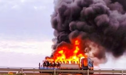 Ô tô tải chở xe máy bất ngờ bốc cháy dữ dội trên cao tốc Bắc - Nam