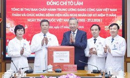 ẢNH: Tổng Bí thư thăm, chúc mừng cán bộ, bác sĩ, nhân viên y tế Bệnh viện Hữu Nghị