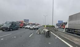 Tai nạn liên hoàn trên cao tốc Pháp Vân - Cầu Giẽ, một ô tô văng qua dải phân cách