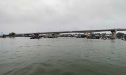 Hai mẹ con tử vong do lật thuyền, dừng giải đua ghe ở Huế