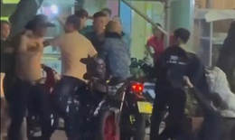 Mâu thuẫn khi mời bia, nhóm thanh niên dùng dao, mũ bảo hiểm đánh nhau
