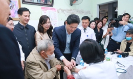 Thứ trưởng Thường trực Bộ Y tế dự chương trình khám bệnh, tặng quà người dân Hà Tĩnh