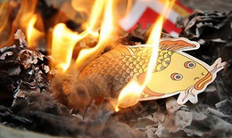 Cúng ông Công ông Táo: Hóa cá giấy hay thả cá chép sống?