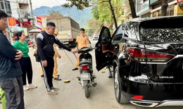 Chủ xe Lexus bị khởi tố vì mở cửa xe gây tai nạn làm 1 cháu bé tử vong