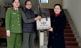 Nhặt được túi có 300 triệu đồng, người phụ nữ lập tức đến ngay công an