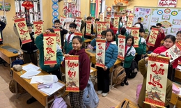 Thầy giáo mỹ thuật viết chữ thư pháp tặng học sinh dịp Tết