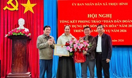 Khen thưởng nữ điều dưỡng kịp thời giành lại sự sống cho bé trai đuối nước