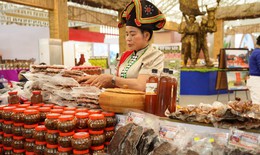 Gùi sản vật xuống phố quảng bá hương sắc vùng cao