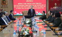 Thứ trưởng Bộ Y tế Trần Văn Thuấn thăm, kiểm tra công tác trực Tết tại Bệnh viện 19-8