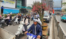 Người Hà Nội chật vật với cảnh ùn tắc 'thâu đêm, suốt sáng' ngày cận Tết Nguyên đán