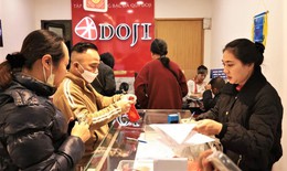 Giá vàng tăng giảm khó lường, chuyên gia cảnh báo rủi ro mua 'vàng giấy'