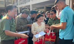 Công an TPHCM mang Xuân hy vọng đến bệnh nhân điều trị nội trú