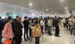 Sân bay Nội Bài chật kín người đón thân nhân về quê ăn Tết