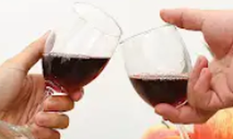 Rượu bia ngày Tết: Nguy cơ tiềm ẩn với người đang dùng thuốc điều trị bệnh mạn tính