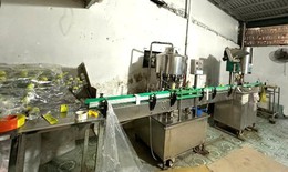 Triệt phá cơ sở 'biến' nước lã và 'axit trôi nổi' thành dấm ăn số lượng lớn