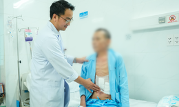 Đau bụng nhiều ngày, tự uống thuốc giảm đau, người đàn ông thủng dạ dày nguy kịch