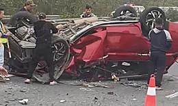 Ô tô 'ngửa bụng' trên cao tốc sau va chạm với xe đầu kéo, lái xe 'lóp ngóp' bò ra ngoài