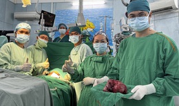 Bé trai 6 tháng tuổi mang khối u quái nặng 1,3kg