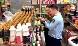 Video phát hiện 2 tấn ruốc lợn, hàng trăm gói đồ ăn vặt không rõ xuất xứ