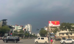 Bầu trời Hà Nội chuyển mây dông tối sầm sau nắng gắt