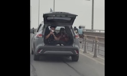Mở cốp ô tô khi xe đang chạy trên cầu Nhật Tân, tài xế bị xử phạt