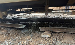 Tàu hàng trật bánh trên đèo Hải Vân