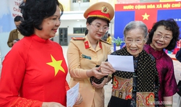 Cử tri 101 tuổi tự tay bỏ lá phiếu gửi gắm niềm tin