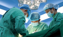 Phẫu thuật lấy viên sỏi bàng quang 'khủng' bằng quả trứng ngỗng