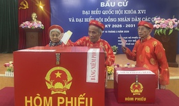 Cử tri cao tuổi ở Hà Nội dậy sớm chọn người xứng đáng