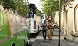 Xe khách 'chờ giờ' vào phố, dừng đỗ tràn lan bị CSGT Hà Nội xử lý