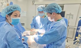 Ngã cầu thang, cháu bé 14 tháng tuổi bị chấn thương sọ não nặng