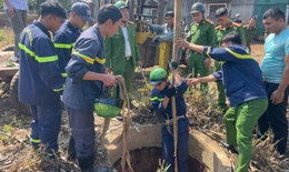 Cảnh sát xuống giếng sâu 20m cứu cháu bé 12 tuổi