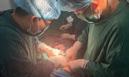 Cứu sống thai phụ có khối u nang biến chứng xoắn, hoại tử