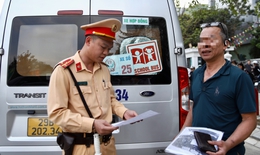 Hà Nội: Kiểm tra xe chở học sinh, tài xế được test nồng độ cồn, ma túy