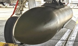 Mỹ tung bom xuyên hầm 2 tấn đánh thẳng trận địa tên lửa Iran ở eo biển Hormuz