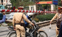 Hà Nội: Shipper cố tình vượt rào chắn, kẹt cứng giữa đường ngang khi tàu sắp đến