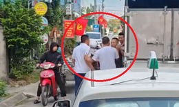 Nhường đường cho ô tô đi, tài xế xe tải bất ngờ bị 3 thanh niên lao vào đánh
