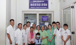 Chạy đua với thời gian cứu cháu bé bị rắn cạp nia cắn