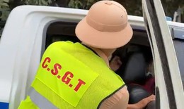 CSGT dùng xe chuyên dụng đưa người bị nạn đi cấp cứu kịp thời