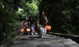 Du khách cầm đèn lồng tre, dạo bước Đền Hùng trong đêm