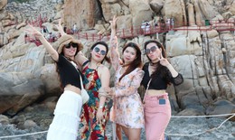 Đắm mình trong vẻ đẹp của Hang Rái