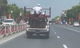 Xác minh ô tô biển xanh chở bàn ghế cồng kềnh, người ngồi trên thùng khi di chuyển